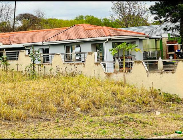 4 BEDROOM HOUSE FOR SALE IN NEWLANDS WEST